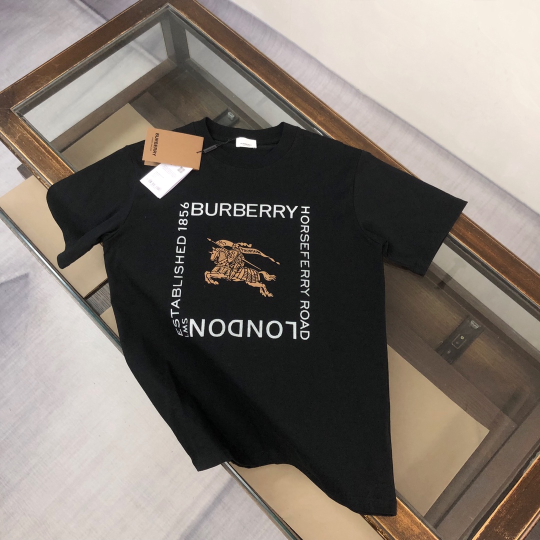 weigou_204067_0_e5c1bf7bb6 P75 💥 BUR*BERRY 巴宝莉 最新款短袖T恤,绝对的顶级爆款,👀👀胸前字母logo更显得不凡跟高档,大气,简约,基础,耐看,但又独具风格,结合了一款优质短袖的所有特点,百搭有型,轻松的就能营造各种风格!黄金比例的衣身裁剪设计,客供定制面料,亲肤透气,非常享受的穿着感,让人一看便觉得非常的高级不凡! 颜色:黑色 米白 码数:M-3XL( 下单请报身高体重!)