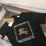weigou_204067_1_c1176570cd P75 💥 BUR*BERRY 巴宝莉 最新款短袖T恤,绝对的顶级爆款,👀👀胸前字母logo更显得不凡跟高档,大气,简约,基础,耐看,但又独具风格,结合了一款优质短袖的所有特点,百搭有型,轻松的就能营造各种风格!黄金比例的衣身裁剪设计,客供定制面料,亲肤透气,非常享受的穿着感,让人一看便觉得非常的高级不凡! 颜色:黑色 米白 码数:M-3XL( 下单请报身高体重!)
