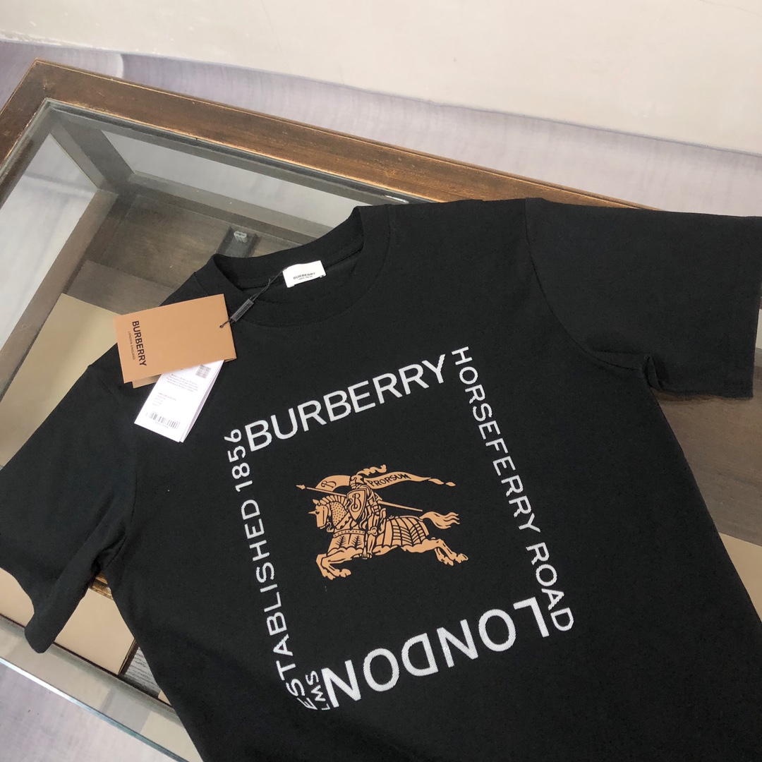 weigou_204067_1_c1176570cd P75 💥 BUR*BERRY 巴宝莉 最新款短袖T恤,绝对的顶级爆款,👀👀胸前字母logo更显得不凡跟高档,大气,简约,基础,耐看,但又独具风格,结合了一款优质短袖的所有特点,百搭有型,轻松的就能营造各种风格!黄金比例的衣身裁剪设计,客供定制面料,亲肤透气,非常享受的穿着感,让人一看便觉得非常的高级不凡! 颜色:黑色 米白 码数:M-3XL( 下单请报身高体重!)