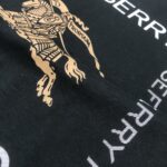weigou_204067_5_120a8fcb28 P75 💥 BUR*BERRY 巴宝莉 最新款短袖T恤,绝对的顶级爆款,👀👀胸前字母logo更显得不凡跟高档,大气,简约,基础,耐看,但又独具风格,结合了一款优质短袖的所有特点,百搭有型,轻松的就能营造各种风格!黄金比例的衣身裁剪设计,客供定制面料,亲肤透气,非常享受的穿着感,让人一看便觉得非常的高级不凡! 颜色:黑色 米白 码数:M-3XL( 下单请报身高体重!)
