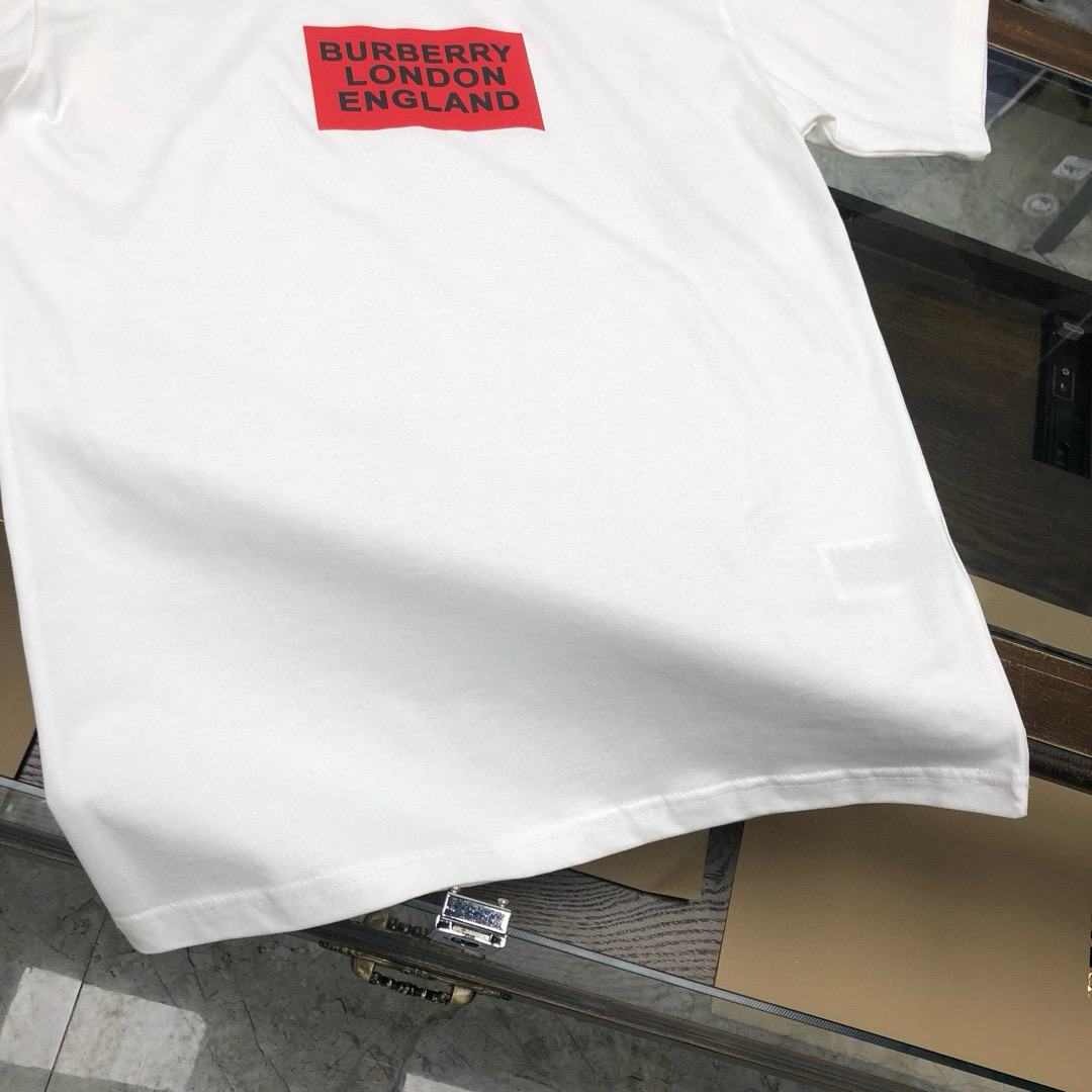 P75 💥 巴宝莉 24SS夏季新款圆领短袖T恤！280克重磅高端纯棉面料，手感质感都极完美！修身裁剪设计干净利落！时尚又好看！走线做工非常精致！版型效果超赞！而且透气性能超强！任何年龄阶段都可轻松驾驭，男士衣橱里必备的单品。 颜色： 白色 黑色 码数：M-XXXL（下单请报身高体重）