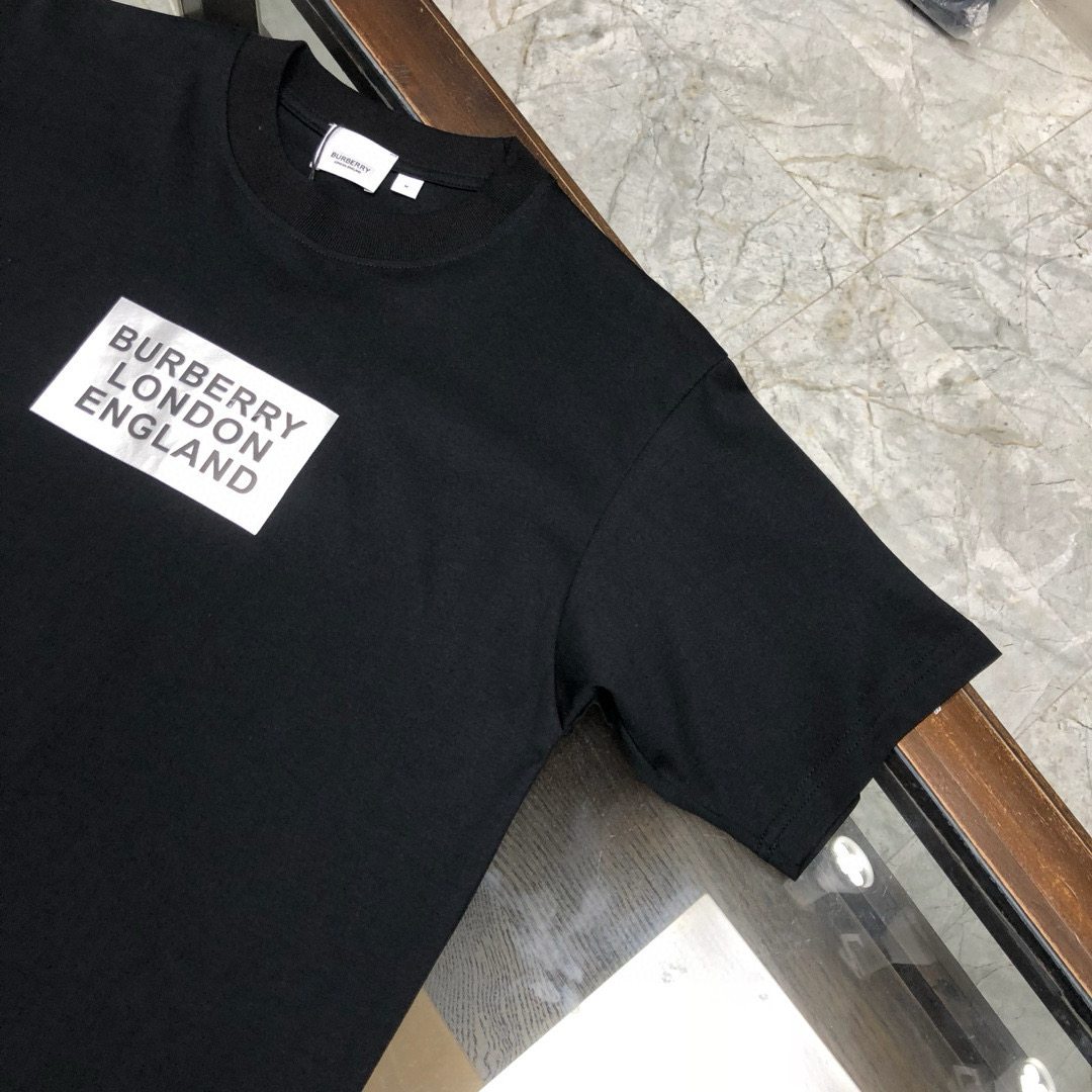 weigou_204111_4_34798e53e2 P75 💥 巴宝莉 24SS夏季新款圆领短袖T恤!280克重磅高端纯棉面料,手感质感都极完美!修身裁剪设计干净利落!时尚又好看!走线做工非常精致!版型效果超赞!而且透气性能超强!任何年龄阶段都可轻松驾驭,男士衣橱里必备的单品。 颜色: 白色 黑色 码数:M-XXXL(下单请报身高体重)