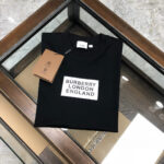 weigou_204111_7_0fe9dde136 P75 💥 巴宝莉 24SS夏季新款圆领短袖T恤!280克重磅高端纯棉面料,手感质感都极完美!修身裁剪设计干净利落!时尚又好看!走线做工非常精致!版型效果超赞!而且透气性能超强!任何年龄阶段都可轻松驾驭,男士衣橱里必备的单品。 颜色: 白色 黑色 码数:M-XXXL(下单请报身高体重)