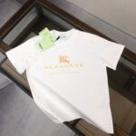 P75 💥 BURBERRY 巴宝莉 夏季新款圆领短袖T恤！270克重磅高端纯棉面料，手感质感都极完美！修身裁剪设计干净利落！时尚又好看！走线做工非常精致！版型效果超赞！而且透气性能超强！任何年龄阶段都可轻松驾驭，男士衣橱里必备的单品。 颜色： 白 黑色 码数：M-3XL （下单请报身高体重）