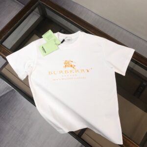 P75 💥 BURBERRY 巴宝莉 夏季新款圆领短袖T恤！270克重磅高端纯棉面料，手感质感都极完美！修身裁剪设计干净利落！时尚又好看！走线做工非常精致！版型效果超赞！而且透气性能超强！任何年龄阶段都可轻松驾驭，男士衣橱里必备的单品。 颜色： 白 黑色 码数：M-3XL （下单请报身高体重）