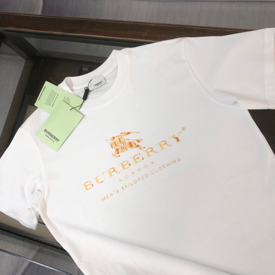 P75 💥 BURBERRY 巴宝莉 夏季新款圆领短袖T恤！270克重磅高端纯棉面料，手感质感都极完美！修身裁剪设计干净利落！时尚又好看！走线做工非常精致！版型效果超赞！而且透气性能超强！任何年龄阶段都可轻松驾驭，男士衣橱里必备的单品。 颜色： 白 黑色 码数：M-3XL （下单请报身高体重）