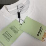 P75 💥 BURBERRY 巴宝莉 夏季新款圆领短袖T恤！270克重磅高端纯棉面料，手感质感都极完美！修身裁剪设计干净利落！时尚又好看！走线做工非常精致！版型效果超赞！而且透气性能超强！任何年龄阶段都可轻松驾驭，男士衣橱里必备的单品。 颜色： 白 黑色 码数：M-3XL （下单请报身高体重）