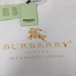 P75 💥 BURBERRY 巴宝莉 夏季新款圆领短袖T恤！270克重磅高端纯棉面料，手感质感都极完美！修身裁剪设计干净利落！时尚又好看！走线做工非常精致！版型效果超赞！而且透气性能超强！任何年龄阶段都可轻松驾驭，男士衣橱里必备的单品。 颜色： 白 黑色 码数：M-3XL （下单请报身高体重）