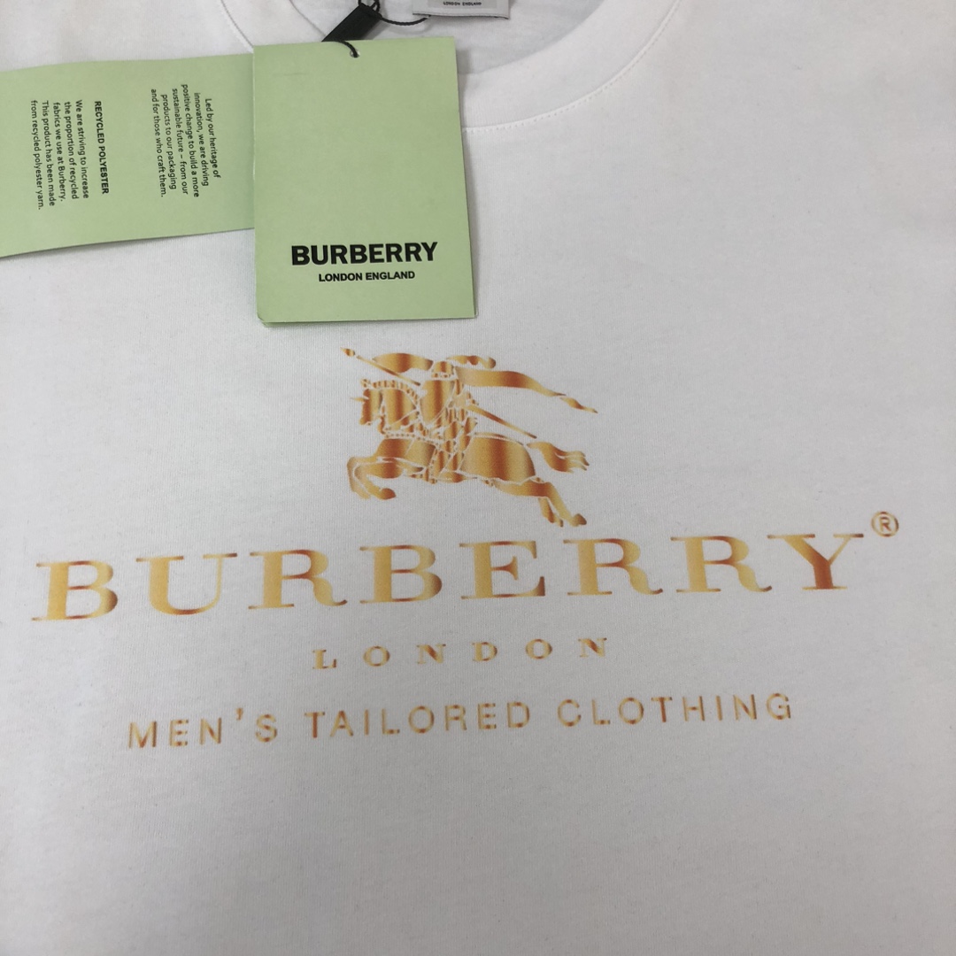 P75 💥 BURBERRY 巴宝莉 夏季新款圆领短袖T恤！270克重磅高端纯棉面料，手感质感都极完美！修身裁剪设计干净利落！时尚又好看！走线做工非常精致！版型效果超赞！而且透气性能超强！任何年龄阶段都可轻松驾驭，男士衣橱里必备的单品。 颜色： 白 黑色 码数：M-3XL （下单请报身高体重）