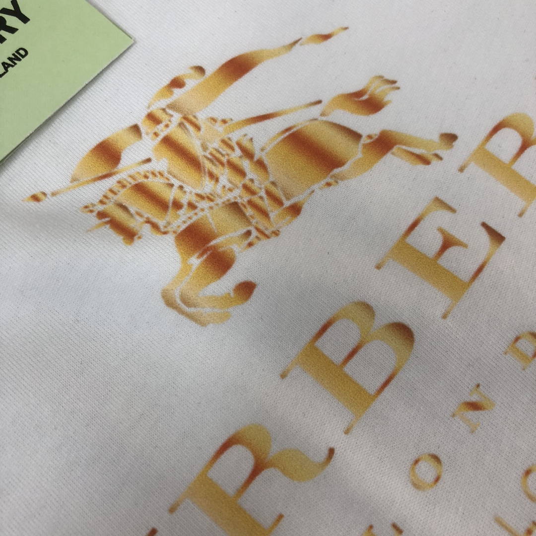 P75 💥 BURBERRY 巴宝莉 夏季新款圆领短袖T恤！270克重磅高端纯棉面料，手感质感都极完美！修身裁剪设计干净利落！时尚又好看！走线做工非常精致！版型效果超赞！而且透气性能超强！任何年龄阶段都可轻松驾驭，男士衣橱里必备的单品。 颜色： 白 黑色 码数：M-3XL （下单请报身高体重）