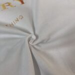 P75 💥 BURBERRY 巴宝莉 夏季新款圆领短袖T恤！270克重磅高端纯棉面料，手感质感都极完美！修身裁剪设计干净利落！时尚又好看！走线做工非常精致！版型效果超赞！而且透气性能超强！任何年龄阶段都可轻松驾驭，男士衣橱里必备的单品。 颜色： 白 黑色 码数：M-3XL （下单请报身高体重）