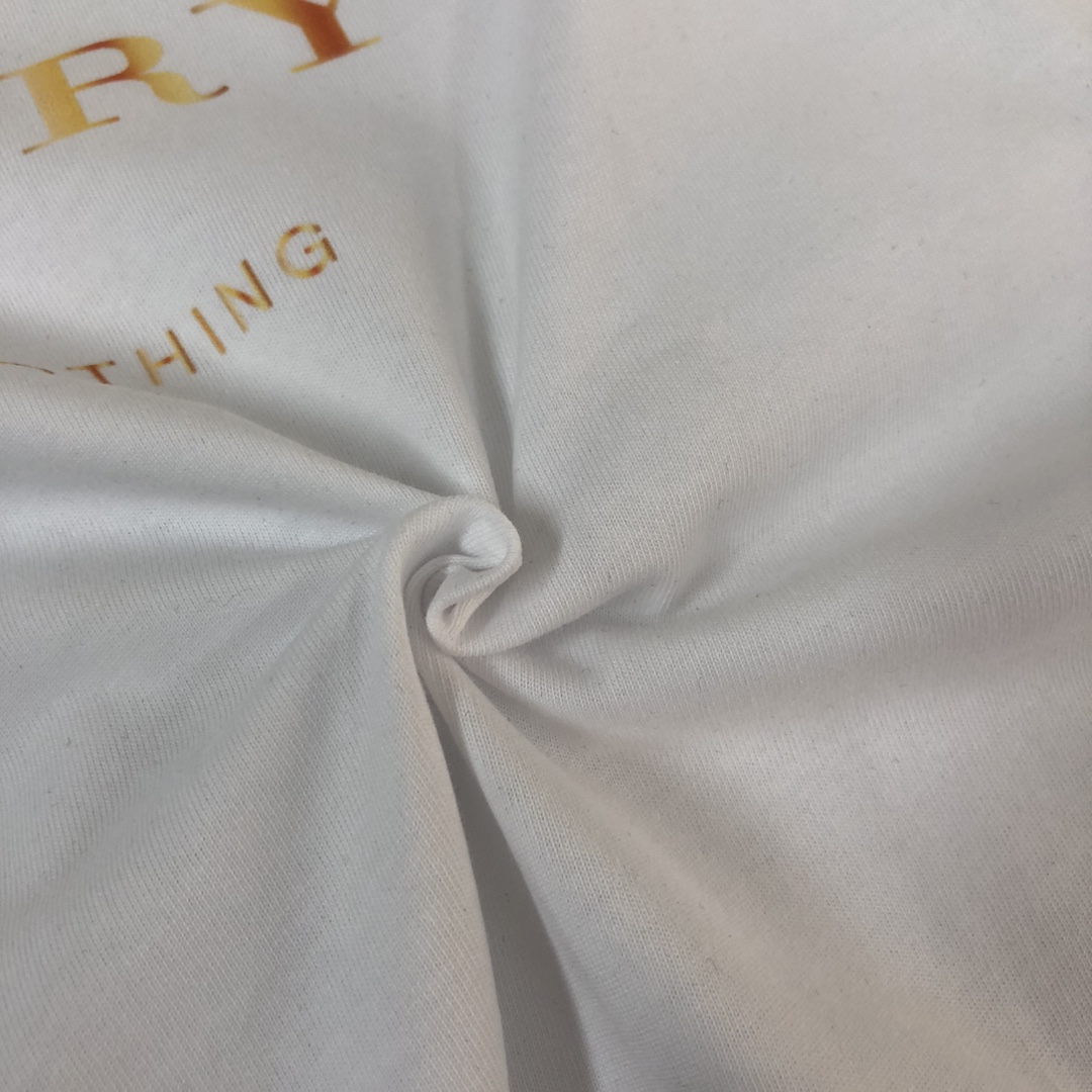 P75 💥 BURBERRY 巴宝莉 夏季新款圆领短袖T恤！270克重磅高端纯棉面料，手感质感都极完美！修身裁剪设计干净利落！时尚又好看！走线做工非常精致！版型效果超赞！而且透气性能超强！任何年龄阶段都可轻松驾驭，男士衣橱里必备的单品。 颜色： 白 黑色 码数：M-3XL （下单请报身高体重）