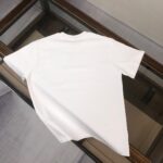 P75 💥 BURBERRY 巴宝莉 夏季新款圆领短袖T恤！270克重磅高端纯棉面料，手感质感都极完美！修身裁剪设计干净利落！时尚又好看！走线做工非常精致！版型效果超赞！而且透气性能超强！任何年龄阶段都可轻松驾驭，男士衣橱里必备的单品。 颜色： 白 黑色 码数：M-3XL （下单请报身高体重）