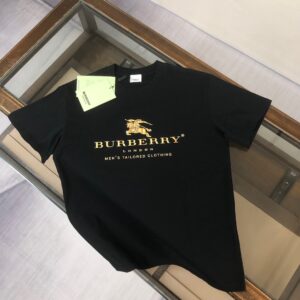 P75 💥 BURBERRY 巴宝莉 夏季新款圆领短袖T恤！270克重磅高端纯棉面料，手感质感都极完美！修身裁剪设计干净利落！时尚又好看！走线做工非常精致！版型效果超赞！而且透气性能超强！任何年龄阶段都可轻松驾驭，男士衣橱里必备的单品。 颜色： 白 黑色 码数：M-3XL （下单请报身高体重）