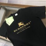 P75 💥 BURBERRY 巴宝莉 夏季新款圆领短袖T恤！270克重磅高端纯棉面料，手感质感都极完美！修身裁剪设计干净利落！时尚又好看！走线做工非常精致！版型效果超赞！而且透气性能超强！任何年龄阶段都可轻松驾驭，男士衣橱里必备的单品。 颜色： 白 黑色 码数：M-3XL （下单请报身高体重）