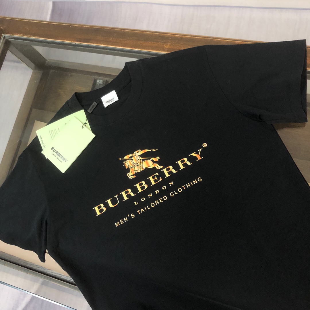 P75 💥 BURBERRY 巴宝莉 夏季新款圆领短袖T恤！270克重磅高端纯棉面料，手感质感都极完美！修身裁剪设计干净利落！时尚又好看！走线做工非常精致！版型效果超赞！而且透气性能超强！任何年龄阶段都可轻松驾驭，男士衣橱里必备的单品。 颜色： 白 黑色 码数：M-3XL （下单请报身高体重）