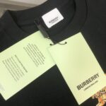 P75 💥 BURBERRY 巴宝莉 夏季新款圆领短袖T恤！270克重磅高端纯棉面料，手感质感都极完美！修身裁剪设计干净利落！时尚又好看！走线做工非常精致！版型效果超赞！而且透气性能超强！任何年龄阶段都可轻松驾驭，男士衣橱里必备的单品。 颜色： 白 黑色 码数：M-3XL （下单请报身高体重）