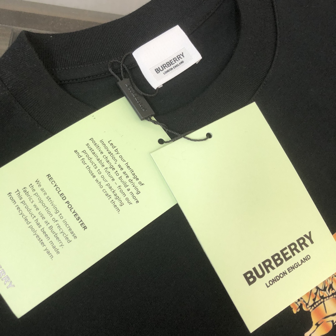 P75 💥 BURBERRY 巴宝莉 夏季新款圆领短袖T恤！270克重磅高端纯棉面料，手感质感都极完美！修身裁剪设计干净利落！时尚又好看！走线做工非常精致！版型效果超赞！而且透气性能超强！任何年龄阶段都可轻松驾驭，男士衣橱里必备的单品。 颜色： 白 黑色 码数：M-3XL （下单请报身高体重）