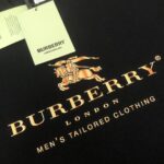 P75 💥 BURBERRY 巴宝莉 夏季新款圆领短袖T恤！270克重磅高端纯棉面料，手感质感都极完美！修身裁剪设计干净利落！时尚又好看！走线做工非常精致！版型效果超赞！而且透气性能超强！任何年龄阶段都可轻松驾驭，男士衣橱里必备的单品。 颜色： 白 黑色 码数：M-3XL （下单请报身高体重）