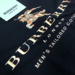 P75 💥 BURBERRY 巴宝莉 夏季新款圆领短袖T恤！270克重磅高端纯棉面料，手感质感都极完美！修身裁剪设计干净利落！时尚又好看！走线做工非常精致！版型效果超赞！而且透气性能超强！任何年龄阶段都可轻松驾驭，男士衣橱里必备的单品。 颜色： 白 黑色 码数：M-3XL （下单请报身高体重）
