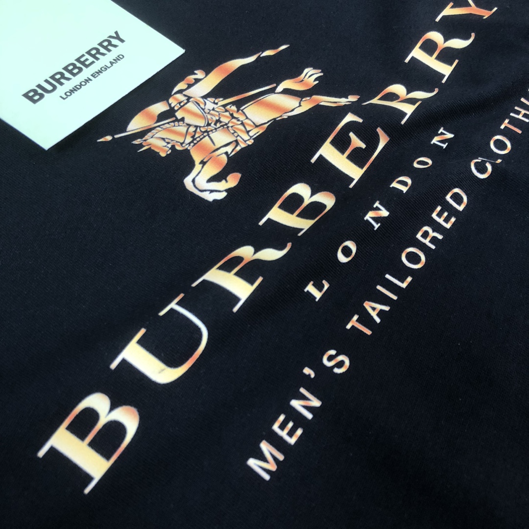 P75 💥 BURBERRY 巴宝莉 夏季新款圆领短袖T恤！270克重磅高端纯棉面料，手感质感都极完美！修身裁剪设计干净利落！时尚又好看！走线做工非常精致！版型效果超赞！而且透气性能超强！任何年龄阶段都可轻松驾驭，男士衣橱里必备的单品。 颜色： 白 黑色 码数：M-3XL （下单请报身高体重）