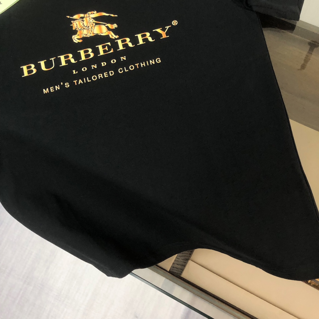 P75 💥 BURBERRY 巴宝莉 夏季新款圆领短袖T恤！270克重磅高端纯棉面料，手感质感都极完美！修身裁剪设计干净利落！时尚又好看！走线做工非常精致！版型效果超赞！而且透气性能超强！任何年龄阶段都可轻松驾驭，男士衣橱里必备的单品。 颜色： 白 黑色 码数：M-3XL （下单请报身高体重）