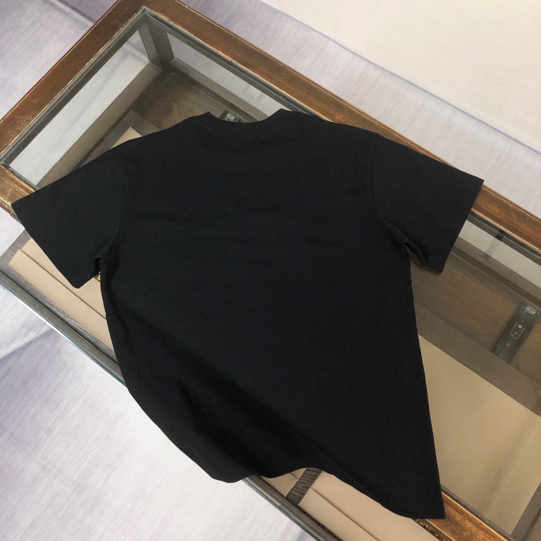 P75 💥 BURBERRY 巴宝莉 夏季新款圆领短袖T恤！270克重磅高端纯棉面料，手感质感都极完美！修身裁剪设计干净利落！时尚又好看！走线做工非常精致！版型效果超赞！而且透气性能超强！任何年龄阶段都可轻松驾驭，男士衣橱里必备的单品。 颜色： 白 黑色 码数：M-3XL （下单请报身高体重）