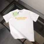 P75 💫 BURBERRY 巴宝莉 26SS新款男士圆领短袖 情侣T恤！ 高品质 🔥🔥时尚百搭潮款 定制进口面料 穿着舒适 透气 时尚不失个性 上身休闲随性 帅气有型 彰显大牌气质。三标齐全！！ 颜色：黑色 白色 灰色 尺码：M-XXXL