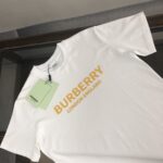 P75 💫 BURBERRY 巴宝莉 26SS新款男士圆领短袖 情侣T恤！ 高品质 🔥🔥时尚百搭潮款 定制进口面料 穿着舒适 透气 时尚不失个性 上身休闲随性 帅气有型 彰显大牌气质。三标齐全！！ 颜色：黑色 白色 灰色 尺码：M-XXXL