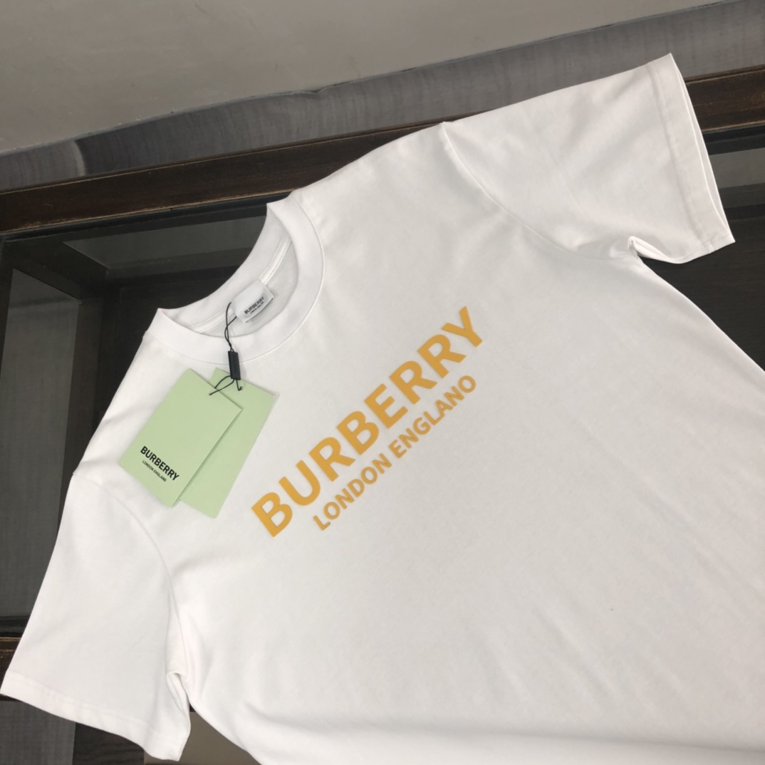 P75 💫 BURBERRY 巴宝莉 26SS新款男士圆领短袖 情侣T恤！ 高品质 🔥🔥时尚百搭潮款 定制进口面料 穿着舒适 透气 时尚不失个性 上身休闲随性 帅气有型 彰显大牌气质。三标齐全！！ 颜色：黑色 白色 灰色 尺码：M-XXXL