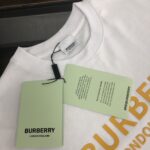 P75 💫 BURBERRY 巴宝莉 26SS新款男士圆领短袖 情侣T恤！ 高品质 🔥🔥时尚百搭潮款 定制进口面料 穿着舒适 透气 时尚不失个性 上身休闲随性 帅气有型 彰显大牌气质。三标齐全！！ 颜色：黑色 白色 灰色 尺码：M-XXXL