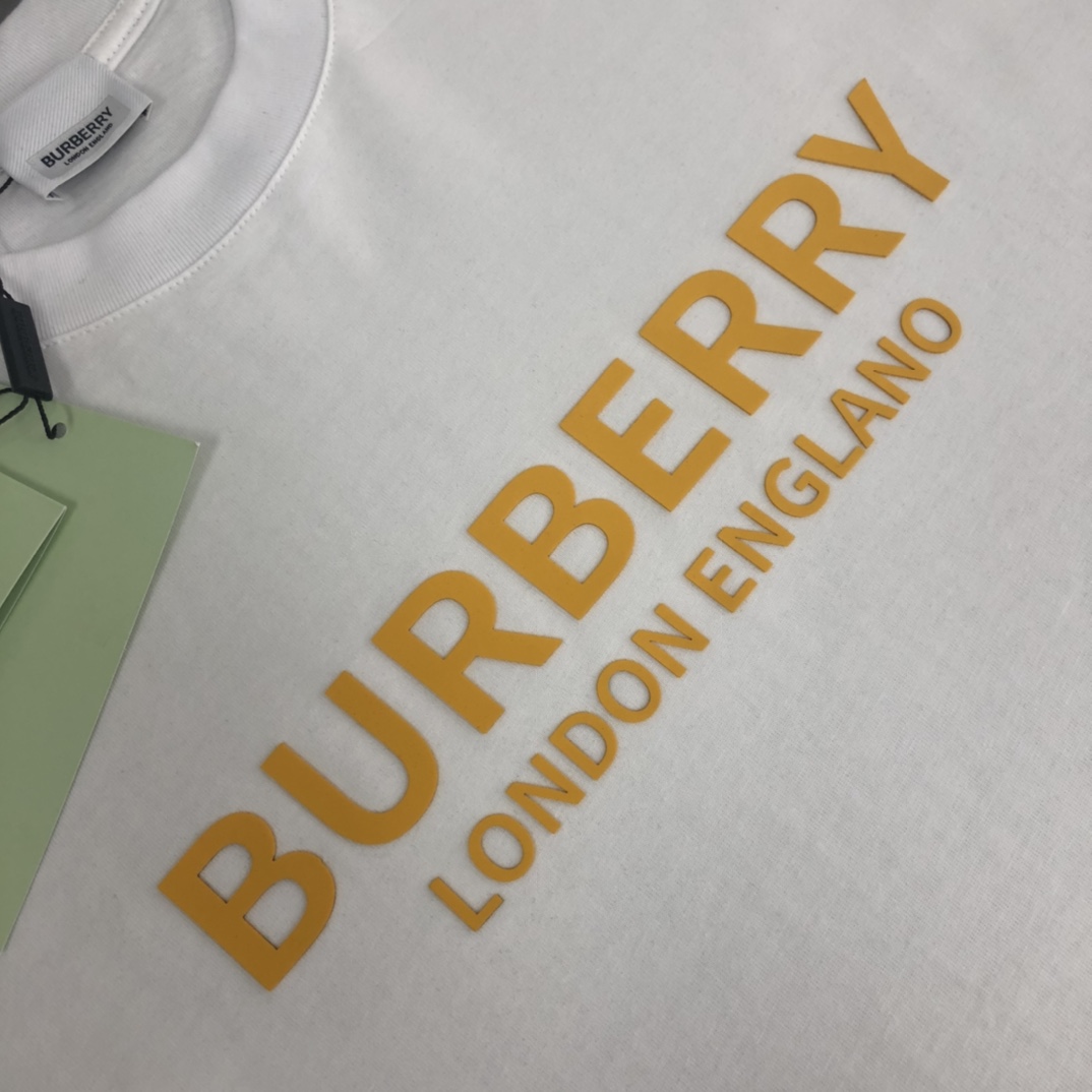 P75 💫 BURBERRY 巴宝莉 26SS新款男士圆领短袖 情侣T恤！ 高品质 🔥🔥时尚百搭潮款 定制进口面料 穿着舒适 透气 时尚不失个性 上身休闲随性 帅气有型 彰显大牌气质。三标齐全！！ 颜色：黑色 白色 灰色 尺码：M-XXXL