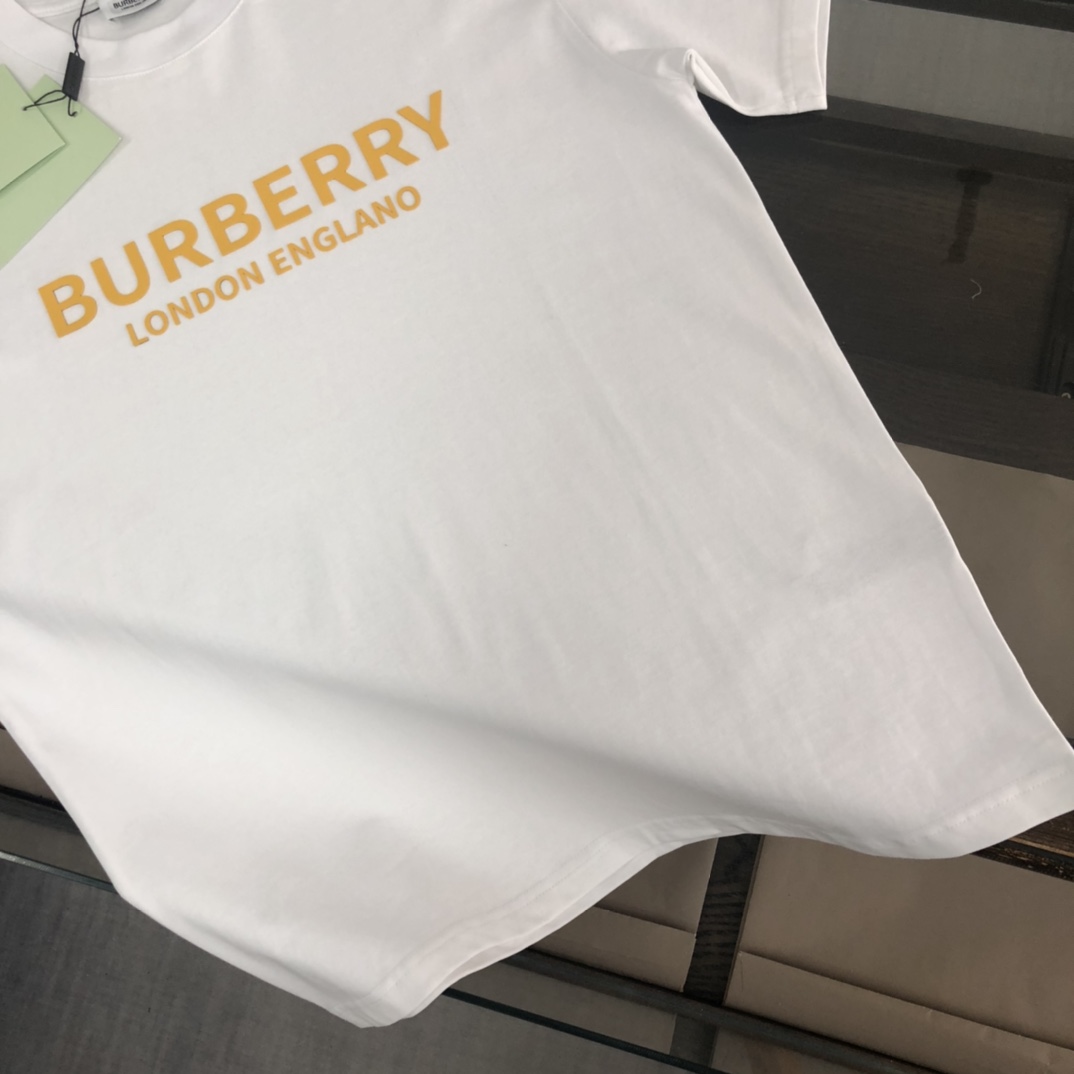 P75 💫 BURBERRY 巴宝莉 26SS新款男士圆领短袖 情侣T恤！ 高品质 🔥🔥时尚百搭潮款 定制进口面料 穿着舒适 透气 时尚不失个性 上身休闲随性 帅气有型 彰显大牌气质。三标齐全！！ 颜色：黑色 白色 灰色 尺码：M-XXXL