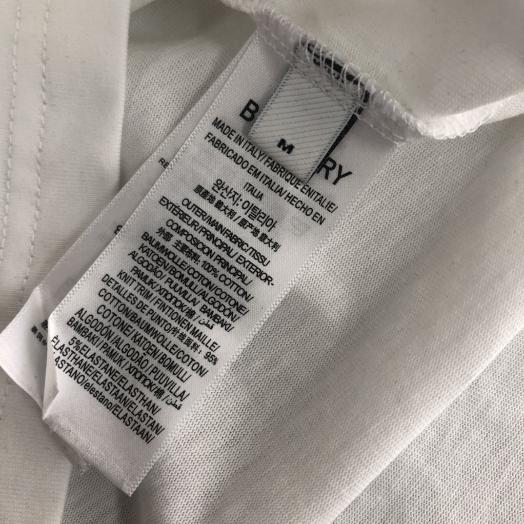 P75 💫 BURBERRY 巴宝莉 26SS新款男士圆领短袖 情侣T恤！ 高品质 🔥🔥时尚百搭潮款 定制进口面料 穿着舒适 透气 时尚不失个性 上身休闲随性 帅气有型 彰显大牌气质。三标齐全！！ 颜色：黑色 白色 灰色 尺码：M-XXXL