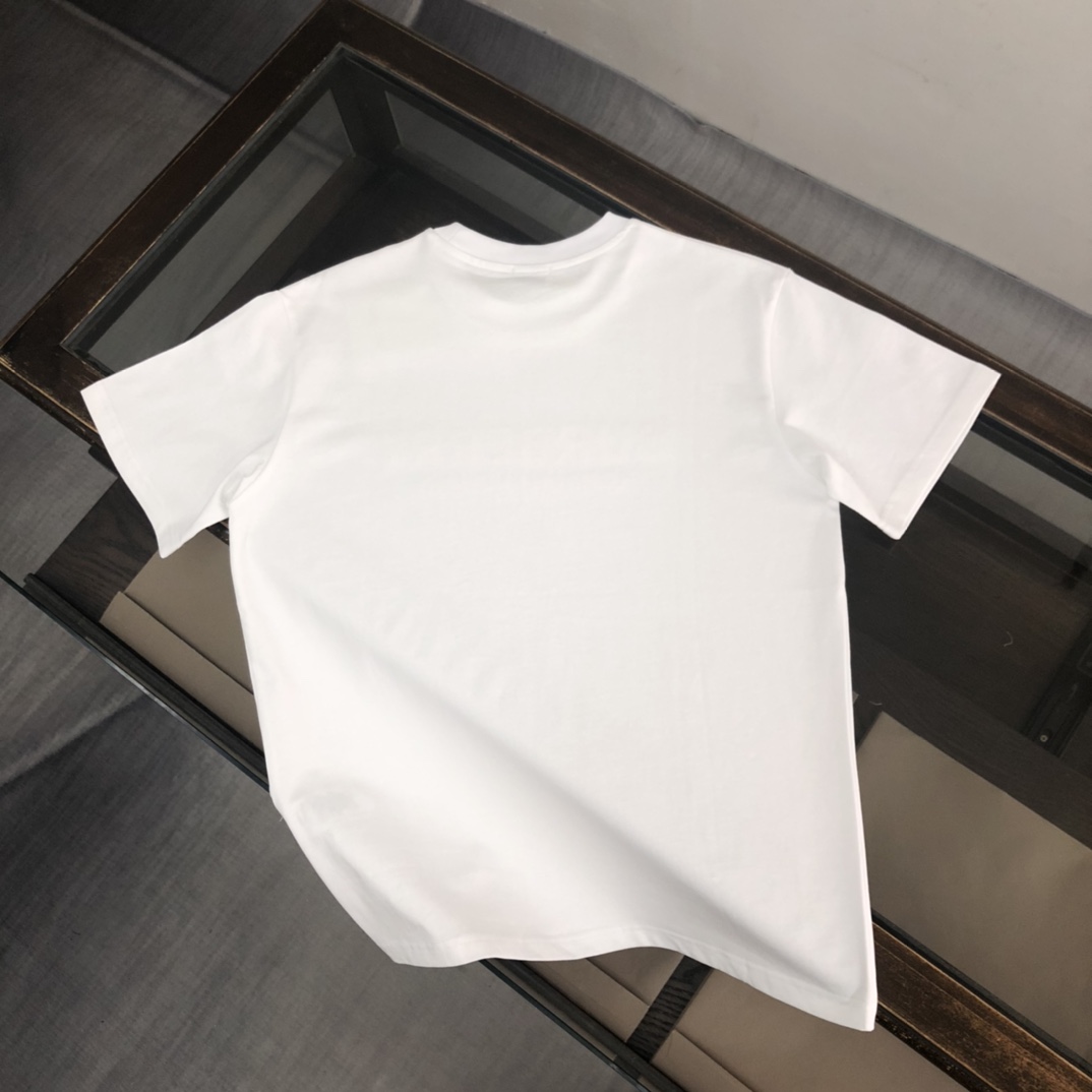 P75 💫 BURBERRY 巴宝莉 26SS新款男士圆领短袖 情侣T恤！ 高品质 🔥🔥时尚百搭潮款 定制进口面料 穿着舒适 透气 时尚不失个性 上身休闲随性 帅气有型 彰显大牌气质。三标齐全！！ 颜色：黑色 白色 灰色 尺码：M-XXXL