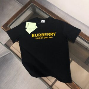 P75 💫 BURBERRY 巴宝莉 26SS新款男士圆领短袖 情侣T恤！ 高品质 🔥🔥时尚百搭潮款 定制进口面料 穿着舒适 透气 时尚不失个性 上身休闲随性 帅气有型 彰显大牌气质。三标齐全！！ 颜色：黑色 白色 尺码M-XXXL