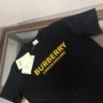 P75 💫 BURBERRY 巴宝莉 26SS新款男士圆领短袖 情侣T恤！ 高品质 🔥🔥时尚百搭潮款 定制进口面料 穿着舒适 透气 时尚不失个性 上身休闲随性 帅气有型 彰显大牌气质。三标齐全！！ 颜色：黑色 白色 尺码M-XXXL