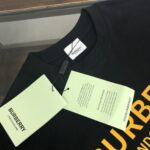 P75 💫 BURBERRY 巴宝莉 26SS新款男士圆领短袖 情侣T恤！ 高品质 🔥🔥时尚百搭潮款 定制进口面料 穿着舒适 透气 时尚不失个性 上身休闲随性 帅气有型 彰显大牌气质。三标齐全！！ 颜色：黑色 白色 尺码M-XXXL