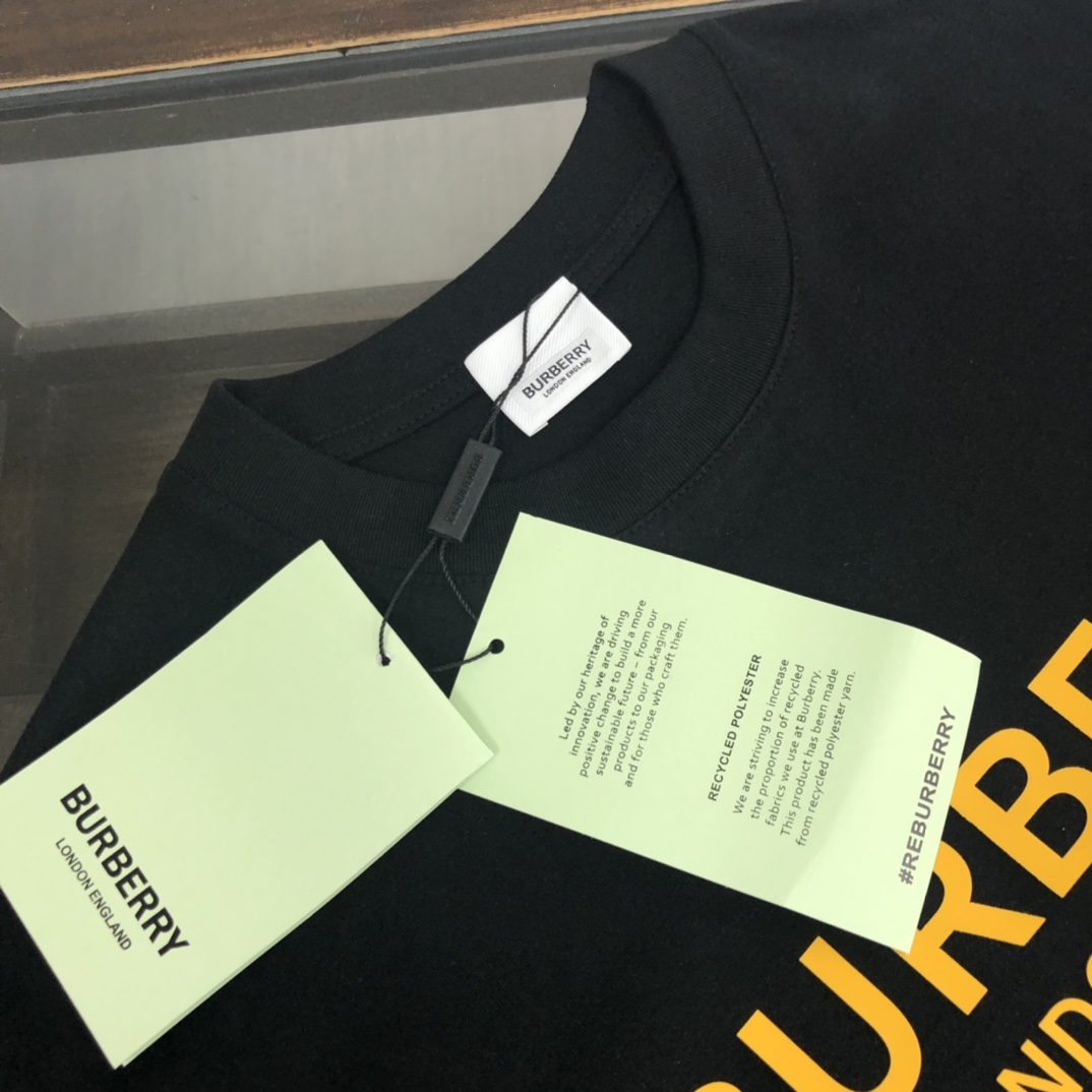 P75 💫 BURBERRY 巴宝莉 26SS新款男士圆领短袖 情侣T恤！ 高品质 🔥🔥时尚百搭潮款 定制进口面料 穿着舒适 透气 时尚不失个性 上身休闲随性 帅气有型 彰显大牌气质。三标齐全！！ 颜色：黑色 白色 尺码M-XXXL