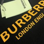 P75 💫 BURBERRY 巴宝莉 26SS新款男士圆领短袖 情侣T恤！ 高品质 🔥🔥时尚百搭潮款 定制进口面料 穿着舒适 透气 时尚不失个性 上身休闲随性 帅气有型 彰显大牌气质。三标齐全！！ 颜色：黑色 白色 尺码M-XXXL