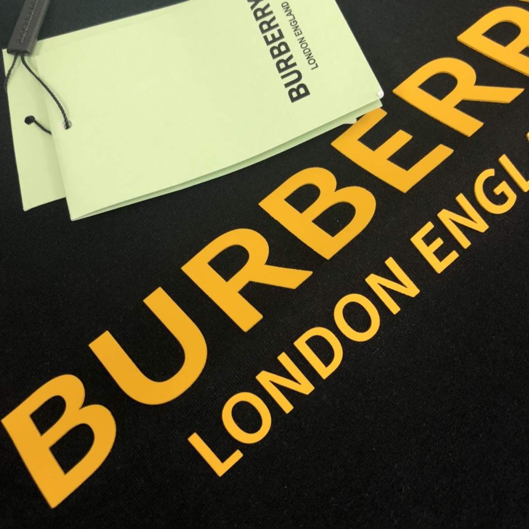 P75 💫 BURBERRY 巴宝莉 26SS新款男士圆领短袖 情侣T恤！ 高品质 🔥🔥时尚百搭潮款 定制进口面料 穿着舒适 透气 时尚不失个性 上身休闲随性 帅气有型 彰显大牌气质。三标齐全！！ 颜色：黑色 白色 尺码M-XXXL