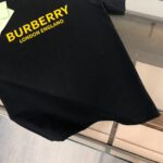 P75 💫 BURBERRY 巴宝莉 26SS新款男士圆领短袖 情侣T恤！ 高品质 🔥🔥时尚百搭潮款 定制进口面料 穿着舒适 透气 时尚不失个性 上身休闲随性 帅气有型 彰显大牌气质。三标齐全！！ 颜色：黑色 白色 尺码M-XXXL