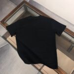 P75 💫 BURBERRY 巴宝莉 26SS新款男士圆领短袖 情侣T恤！ 高品质 🔥🔥时尚百搭潮款 定制进口面料 穿着舒适 透气 时尚不失个性 上身休闲随性 帅气有型 彰显大牌气质。三标齐全！！ 颜色：黑色 白色 尺码M-XXXL