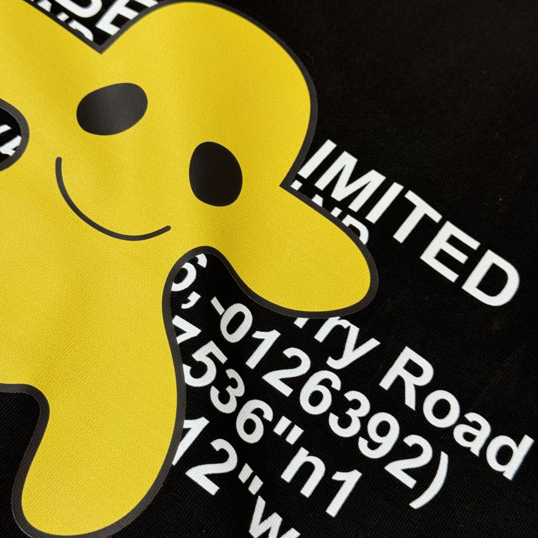 weigou_204241_6_0fedd111df P75 BUR*BERRY 巴宝莉 2026夏季新品上市🍃时尚经典圆领短袖👍🏻情侣款😆时尚单品设计,更加时尚舒适,高标准定制,上身非常有型 品牌印花logo图案点缀, 客供辅料,客供进口高档面料🔥质感非常细腻,细节工艺精湛考究,塑造性极高的一款单品,任何时装都可以搭配,版型超级好 ✂️潮男必备单品 👏 颜色:黑色 白色 尺码:M-XXXL