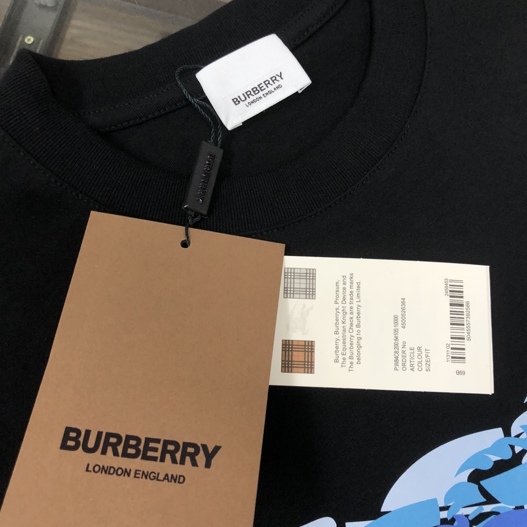 P75 🍃BUR*BERRY 巴宝莉 2025新款男士圆领短袖 情侣T恤～ 高品质 🔥🔥胸前幻影重叠战马图案印花设计，时尚百搭潮款 定制进口面料 ！穿着舒适 透气 时尚不失个性 上身休闲随性 帅气有型 彰显大牌气质。三标齐全！！ 颜色：黑色 白色 尺码：M-XXXL