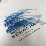 P75 🍃BUR*BERRY 巴宝莉 2025新款男士圆领短袖 情侣T恤～ 高品质 🔥🔥胸前幻影重叠战马图案印花设计，时尚百搭潮款 定制进口面料 ！穿着舒适 透气 时尚不失个性 上身休闲随性 帅气有型 彰显大牌气质。三标齐全！！ 颜色：黑色 白色 尺码：M-XXXL