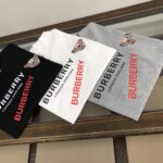 P75 💥BURBERRY 巴宝莉2025新款男士圆领短袖 情侣T恤 春夏新品 高品质 🔥🔥时尚百搭潮款 定制进口面料 穿着舒适 透气 时尚不失个性 上身休闲随性 帅气有型 彰显大牌气质。三标齐全！！ 颜色：黑色 白色 尺码：M-XXXL