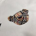 P75 💥BURBERRY 巴宝莉2025新款男士圆领短袖 情侣T恤 春夏新品 高品质 🔥🔥时尚百搭潮款 定制进口面料 穿着舒适 透气 时尚不失个性 上身休闲随性 帅气有型 彰显大牌气质。三标齐全！！ 颜色：黑色 白色 尺码：M-XXXL