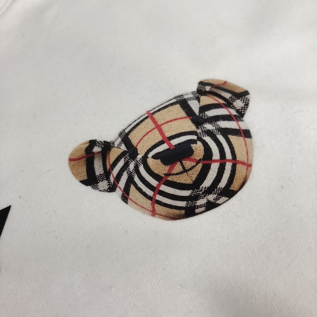P75 💥BURBERRY 巴宝莉2025新款男士圆领短袖 情侣T恤 春夏新品 高品质 🔥🔥时尚百搭潮款 定制进口面料 穿着舒适 透气 时尚不失个性 上身休闲随性 帅气有型 彰显大牌气质。三标齐全！！ 颜色：黑色 白色 尺码：M-XXXL