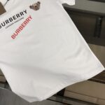 P75 💥BURBERRY 巴宝莉2025新款男士圆领短袖 情侣T恤 春夏新品 高品质 🔥🔥时尚百搭潮款 定制进口面料 穿着舒适 透气 时尚不失个性 上身休闲随性 帅气有型 彰显大牌气质。三标齐全！！ 颜色：黑色 白色 尺码：M-XXXL